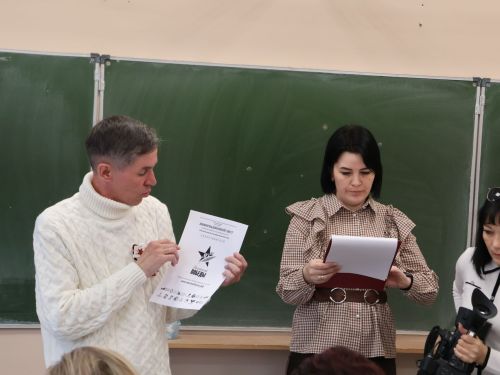 Актанышның беренче санлы мәктәбендә төрле һөнәр ияләре укучылар белән бергә «Җиңү диктанты» язды