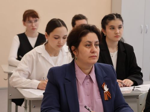 Актанышның беренче санлы мәктәбендә төрле һөнәр ияләре укучылар белән бергә «Җиңү диктанты» язды