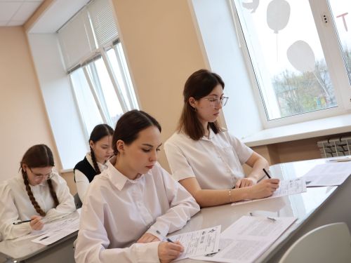 Актанышның беренче санлы мәктәбендә төрле һөнәр ияләре укучылар белән бергә «Җиңү диктанты» язды