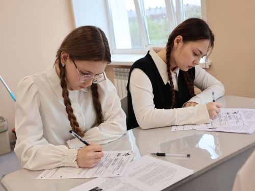 Актанышның беренче санлы мәктәбендә төрле һөнәр ияләре укучылар белән бергә «Җиңү диктанты» язды