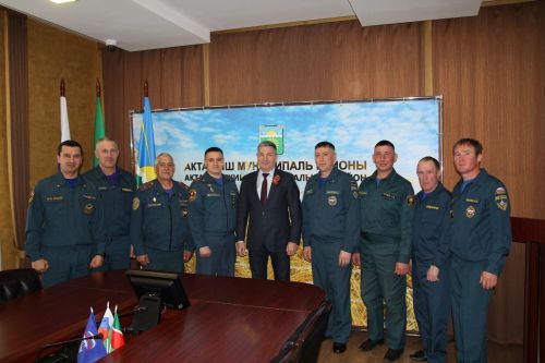 Актаныш районы хакимиятендә янгын сүндерү хезмәткәрләрен һөнәри бәйрәмнәре белән котладылар