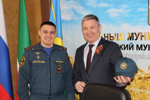 Актаныш районы хакимиятендә янгын сүндерү хезмәткәрләрен һөнәри бәйрәмнәре белән котладылар