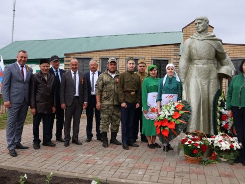 Бүген Такталачык халкы Бөек Җиңү алып килгән 400 батырын искә алды