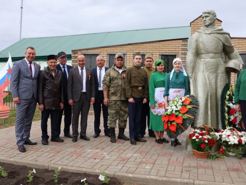 Бүген Такталачык халкы Бөек Җиңү алып килгән 400 батырын искә алды