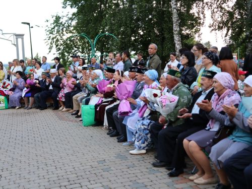 «Пар балдак»та мәңгелек мәхәббәт: Актаныш Бриллиант, Зөбәрҗәт һәм Алтын туй юбилярларын котлады