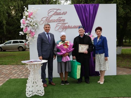 «Пар балдак»та мәңгелек мәхәббәт: Актаныш Бриллиант, Зөбәрҗәт һәм Алтын туй юбилярларын котлады