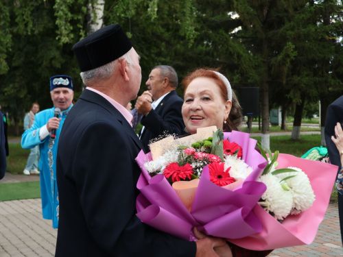 «Пар балдак»та мәңгелек мәхәббәт: Актаныш Бриллиант, Зөбәрҗәт һәм Алтын туй юбилярларын котлады