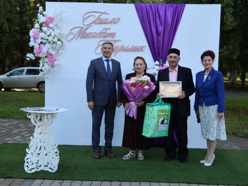 «Пар балдак»та мәңгелек мәхәббәт: Актаныш Бриллиант, Зөбәрҗәт һәм Алтын туй юбилярларын котлады