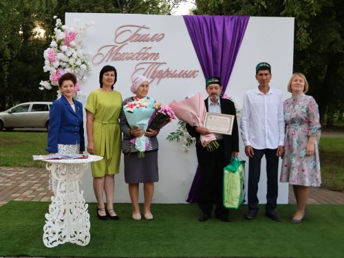 «Пар балдак»та мәңгелек мәхәббәт: Актаныш Бриллиант, Зөбәрҗәт һәм Алтын туй юбилярларын котлады