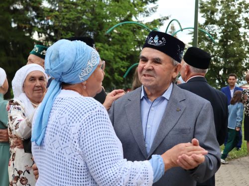 «Пар балдак»та мәңгелек мәхәббәт: Актаныш Бриллиант, Зөбәрҗәт һәм Алтын туй юбилярларын котлады