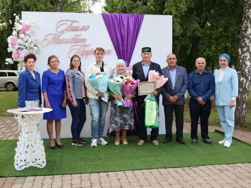 «Пар балдак»та мәңгелек мәхәббәт: Актаныш Бриллиант, Зөбәрҗәт һәм Алтын туй юбилярларын котлады
