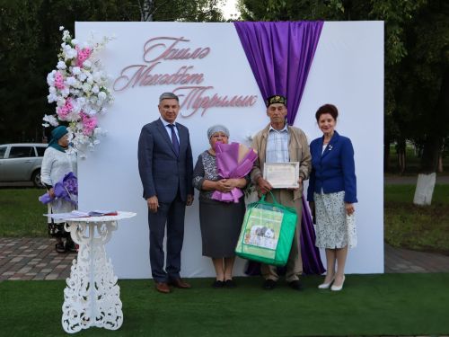 «Пар балдак»та мәңгелек мәхәббәт: Актаныш Бриллиант, Зөбәрҗәт һәм Алтын туй юбилярларын котлады