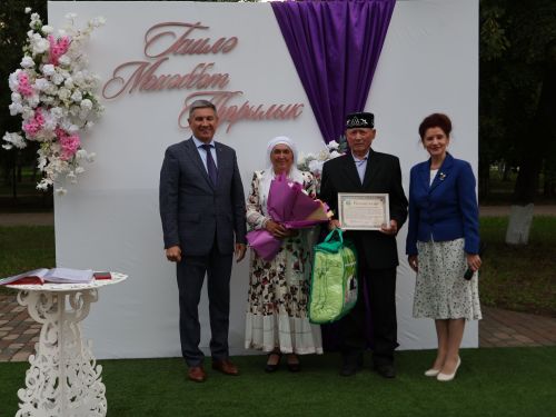 «Пар балдак»та мәңгелек мәхәббәт: Актаныш Бриллиант, Зөбәрҗәт һәм Алтын туй юбилярларын котлады