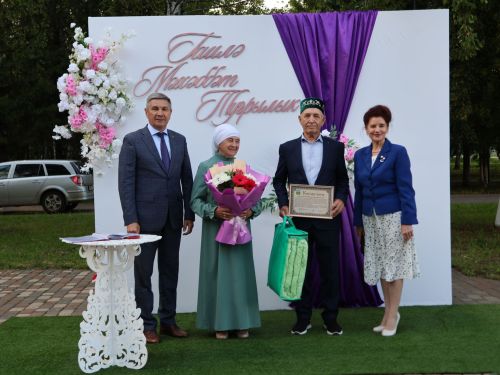 «Пар балдак»та мәңгелек мәхәббәт: Актаныш Бриллиант, Зөбәрҗәт һәм Алтын туй юбилярларын котлады