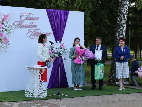«Пар балдак»та мәңгелек мәхәббәт: Актаныш Бриллиант, Зөбәрҗәт һәм Алтын туй юбилярларын котлады