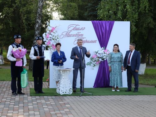 «Пар балдак»та мәңгелек мәхәббәт: Актаныш Бриллиант, Зөбәрҗәт һәм Алтын туй юбилярларын котлады
