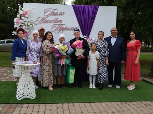 «Пар балдак»та мәңгелек мәхәббәт: Актаныш Бриллиант, Зөбәрҗәт һәм Алтын туй юбилярларын котлады
