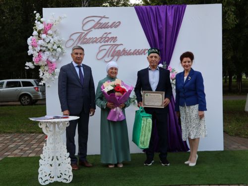 «Пар балдак»та мәңгелек мәхәббәт: Актаныш Бриллиант, Зөбәрҗәт һәм Алтын туй юбилярларын котлады