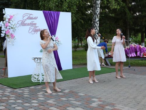 «Пар балдак»та мәңгелек мәхәббәт: Актаныш Бриллиант, Зөбәрҗәт һәм Алтын туй юбилярларын котлады