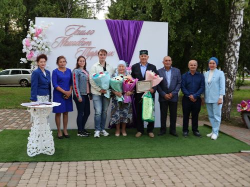«Пар балдак»та мәңгелек мәхәббәт: Актаныш Бриллиант, Зөбәрҗәт һәм Алтын туй юбилярларын котлады