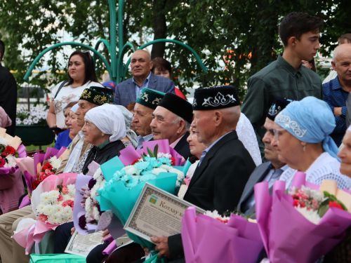 «Пар балдак»та мәңгелек мәхәббәт: Актаныш Бриллиант, Зөбәрҗәт һәм Алтын туй юбилярларын котлады