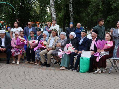 «Пар балдак»та мәңгелек мәхәббәт: Актаныш Бриллиант, Зөбәрҗәт һәм Алтын туй юбилярларын котлады