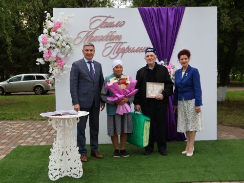 «Пар балдак»та мәңгелек мәхәббәт: Актаныш Бриллиант, Зөбәрҗәт һәм Алтын туй юбилярларын котлады