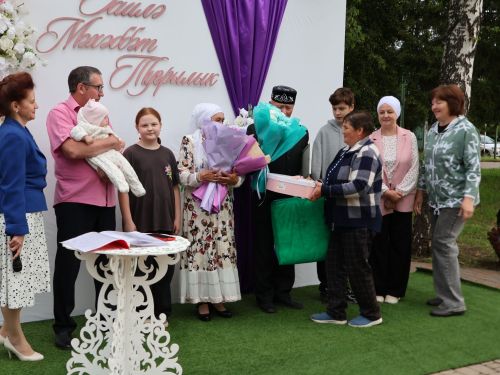 «Пар балдак»та мәңгелек мәхәббәт: Актаныш Бриллиант, Зөбәрҗәт һәм Алтын туй юбилярларын котлады
