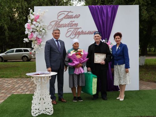 «Пар балдак»та мәңгелек мәхәббәт: Актаныш Бриллиант, Зөбәрҗәт һәм Алтын туй юбилярларын котлады