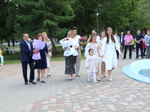 «Пар балдак»та мәңгелек мәхәббәт: Актаныш Бриллиант, Зөбәрҗәт һәм Алтын туй юбилярларын котлады