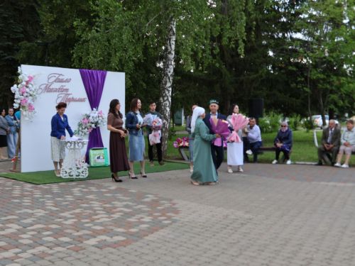 «Пар балдак»та мәңгелек мәхәббәт: Актаныш Бриллиант, Зөбәрҗәт һәм Алтын туй юбилярларын котлады
