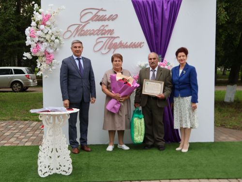 «Пар балдак»та мәңгелек мәхәббәт: Актаныш Бриллиант, Зөбәрҗәт һәм Алтын туй юбилярларын котлады