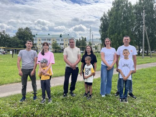Татарстанда җәй: Актанышның яшь гаиләләре «Гаиләм-җылы учагым» ишегалды бәйрәмендә ял итте
