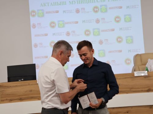 Безнең фотолар: Актаныш районының алдынгы физкультурачылары бүләкләнде