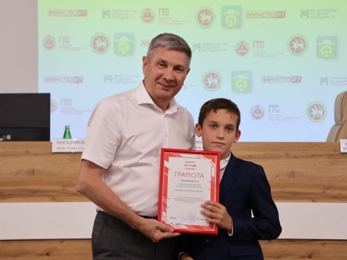 Безнең фотолар: Актаныш районының алдынгы физкультурачылары бүләкләнде