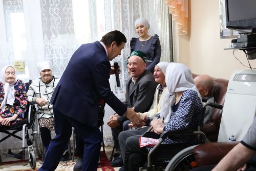 Пучы картлар һәм инвалидлар йортында өлкәннәрне хөрмәтләделәр