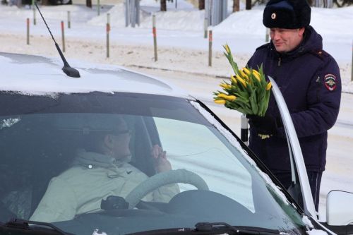 Юл хәрәкәте иминлеге дәүләт инспекциясе хезмәткәрләре Актаныш районының машина йөртүче гүзәл затларын 8 Март белән котлады