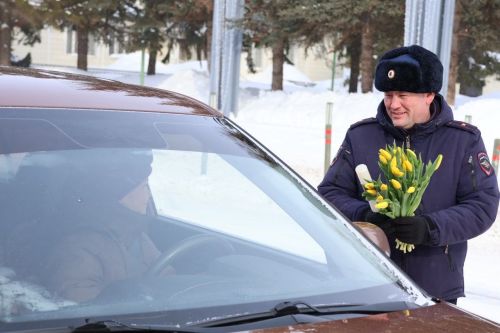Юл хәрәкәте иминлеге дәүләт инспекциясе хезмәткәрләре Актаныш районының машина йөртүче гүзәл затларын 8 Март белән котлады