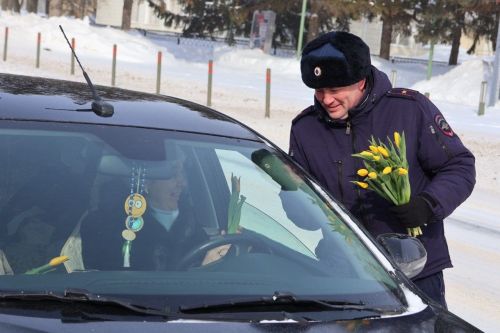 Юл хәрәкәте иминлеге дәүләт инспекциясе хезмәткәрләре Актаныш районының машина йөртүче гүзәл затларын 8 Март белән котлады