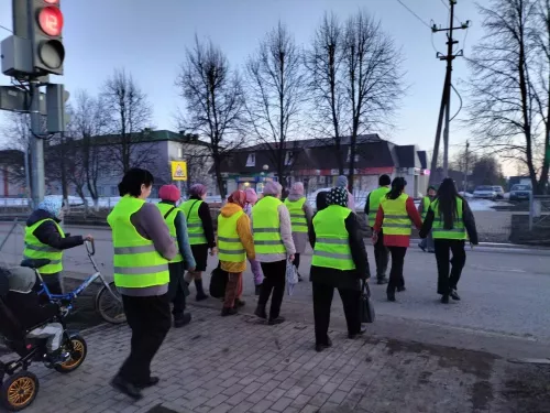 Әби -бабаларына кунакка кайткан балаларга юл йөрү кагыйдәләрен искә төшерделәр