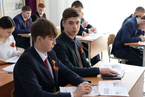 Актаныш технология техникумында узган «Җиңү диктанты» акциясе студентларны, укытучыларны һәм кунакларны бер мәйданга җыйды