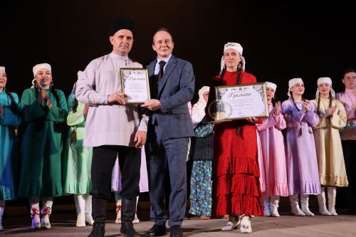 Актаныштагы Театр айлыгында җиңүчеләрне режиссер Александр Долматов тәбрик итте
