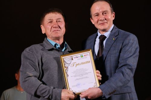 Актаныштагы Театр айлыгында җиңүчеләрне режиссер Александр Долматов тәбрик итте