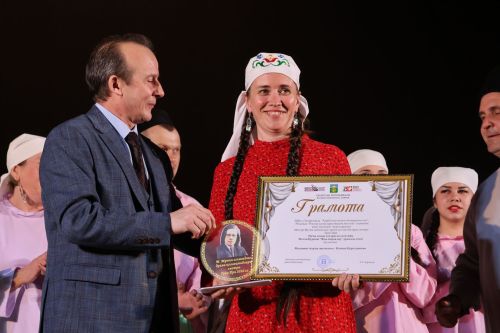 Актаныштагы Театр айлыгында җиңүчеләрне режиссер Александр Долматов тәбрик итте