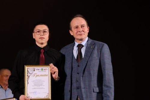 Актаныштагы Театр айлыгында җиңүчеләрне режиссер Александр Долматов тәбрик итте