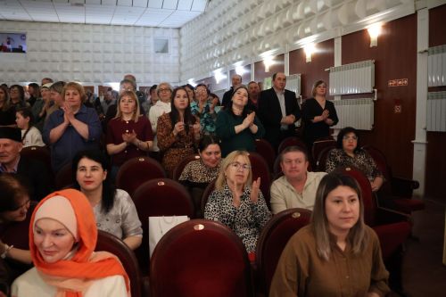 Актаныштагы Театр айлыгында җиңүчеләрне режиссер Александр Долматов тәбрик итте