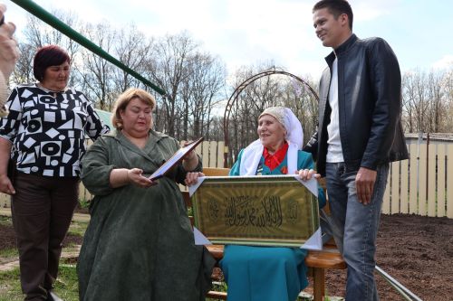 Тыл ветераны, Ленин ордены кавалеры Дөлфирә Каһирова солдатларга ярдәмгә трактор тапшырды