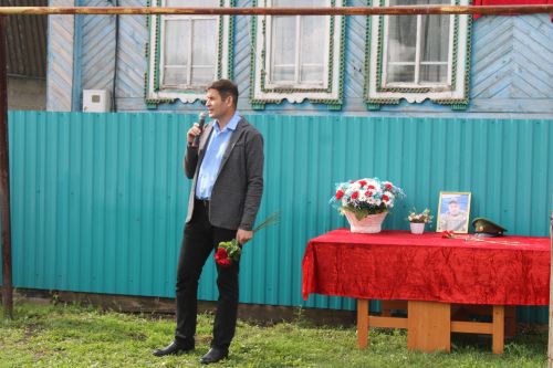 Яңа Богадыда МХО каһарманы Айназ Арсланов истәлегенә мемориаль такта ачылды
