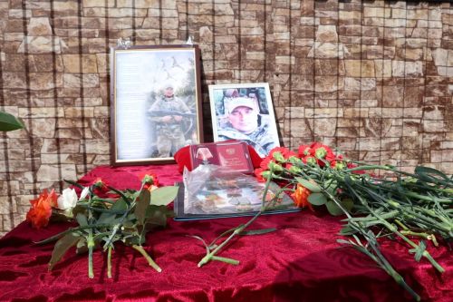 Иске Айман авылында махсус хәрби операциядә һәлак булган Әхмәтшин Альберт Әнвәр улына хәтер тактасы куелды