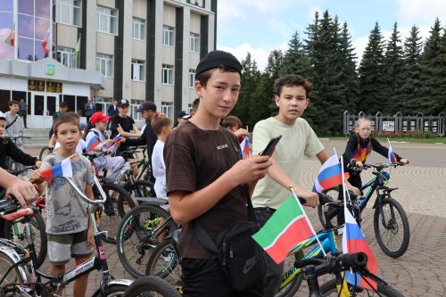 Россия флагы астында – бердәм без: Актанышта бәйрәм велойөреше